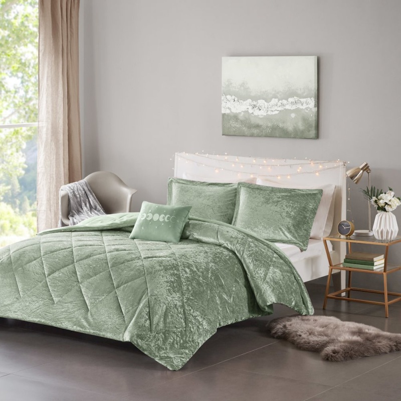 Felicia Velvet Comforter Set in Green