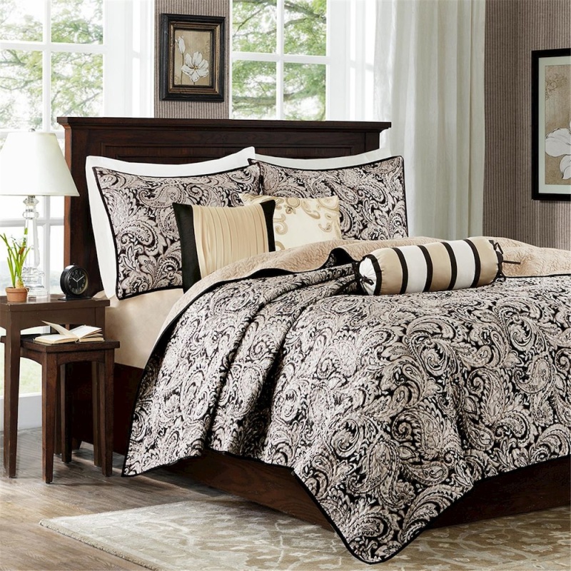 6 Piece Jacquard Quilt Set With Throw Pillows