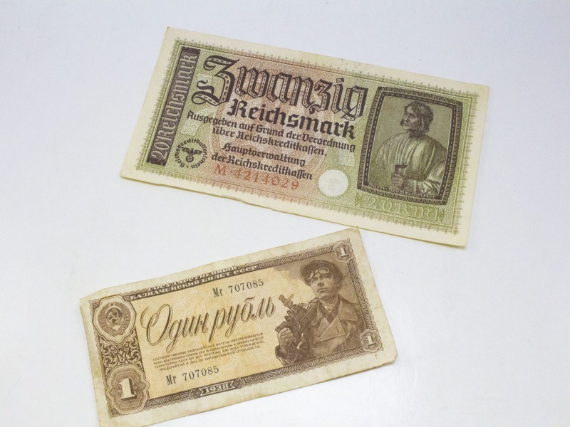 Battle Of Stalingrad: Two Wartime Banknotes (Billfold)