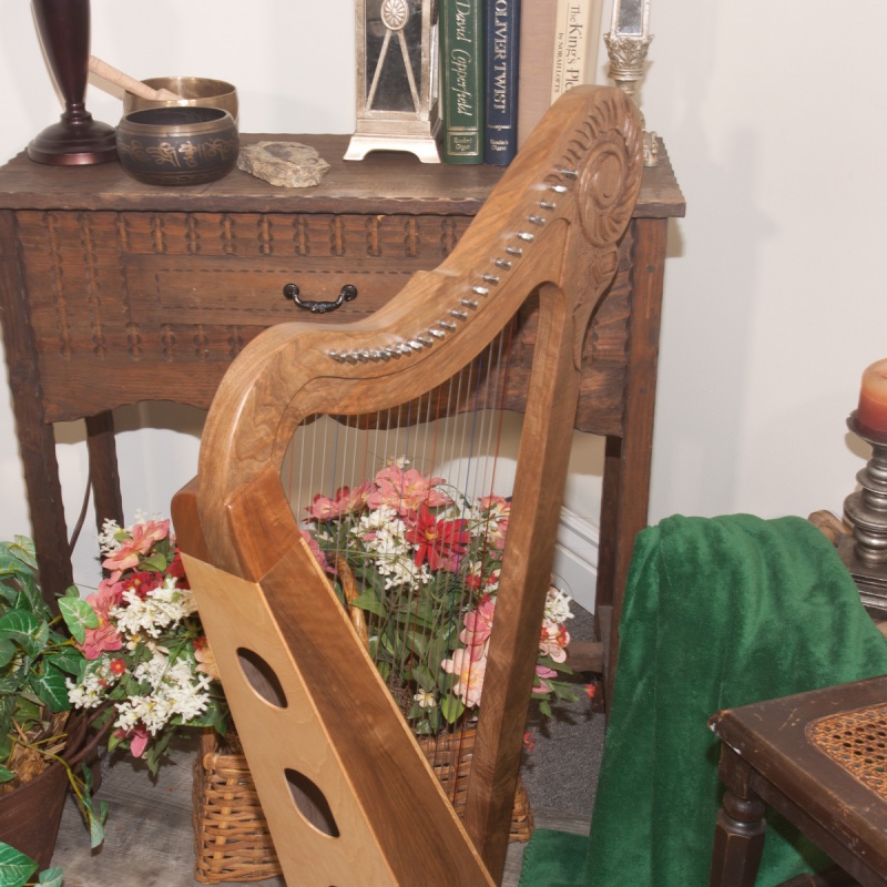 Roosebeck Parisian Harp 22-String Chelby Levers, Walnut
