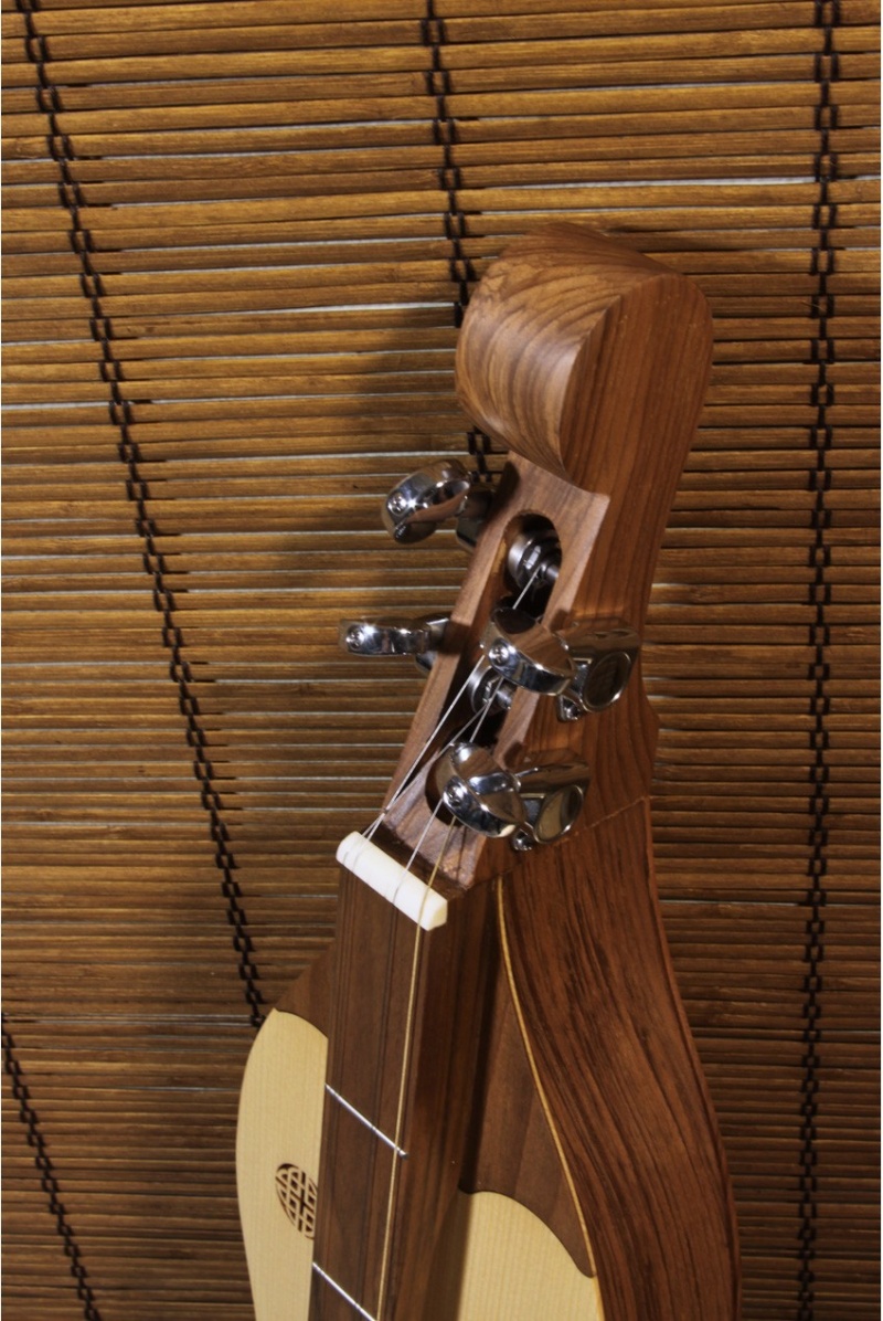 Roosebeck Grace Mountain Dulcimer 4-String Vaulted Fretboard Spruce Knotwork - Walnut *Blemished