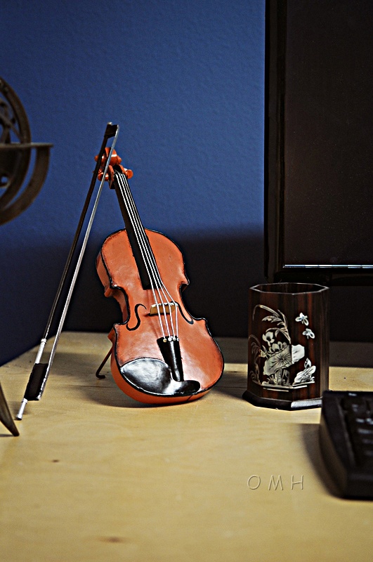 Orange Vintage Violin 1:2