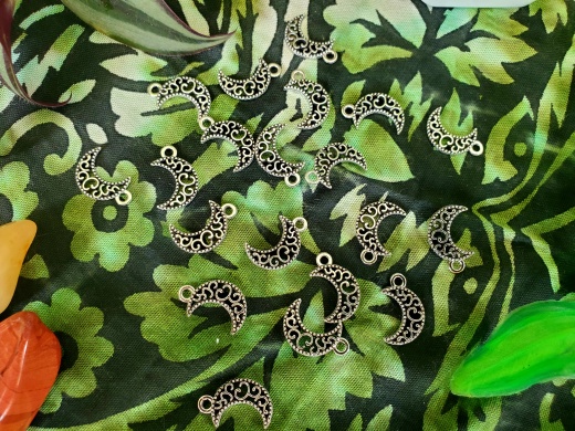 Crescent Moon Charm Pendant - 30Pcs Antique Silver Jewelry Making Supplies